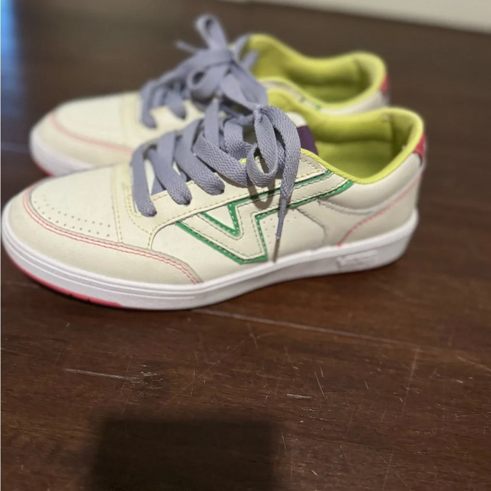 Vans - Picture 2 of 4